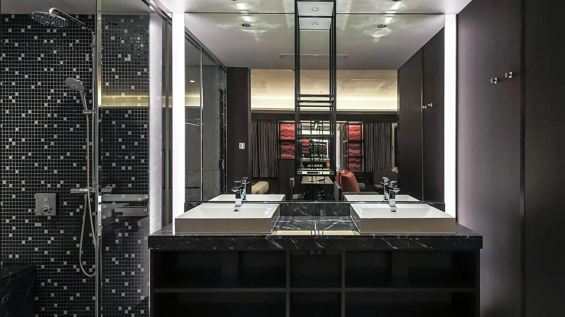 Kkr Hotel Osaka 4*,